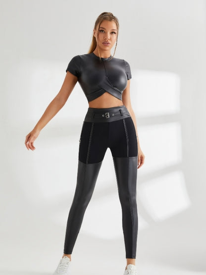 ❤ZASUWA بنطلون ضيق لرفع الورك للنساء مصنوع من مادة البولي يوريثان اللامعة وأزرار معدنية