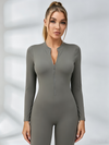 Rückenfreier Jumpsuit mit Reißverschluss und gerafftem Po
