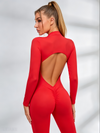 Rückenfreier Jumpsuit mit Reißverschluss und gerafftem Po