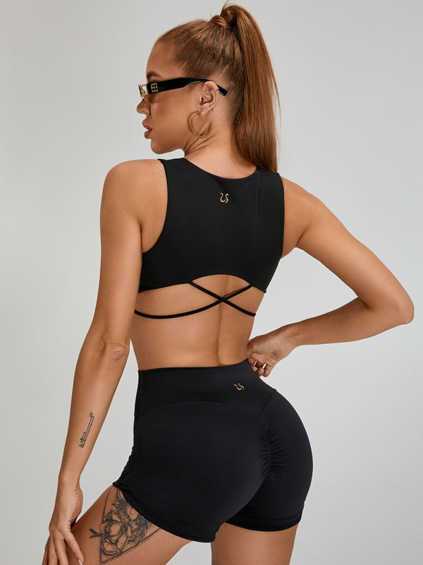Kurzer Trainingsanzug mit Scrunch Bum und überkreuztem Rücken