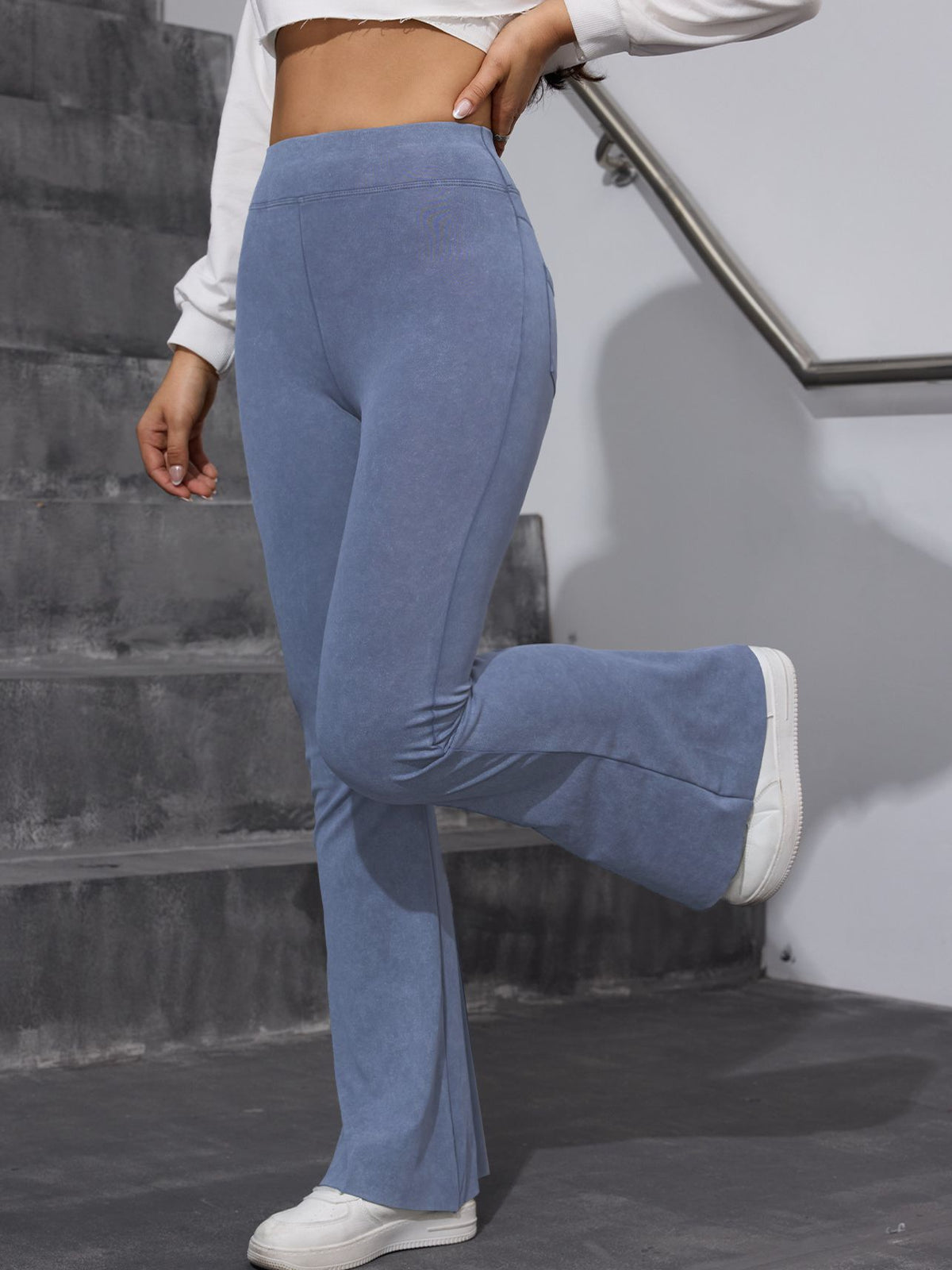 Hip-Lift-Denim-elastische enge Schlaghose