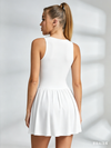 Elegantes V-Ausschnitt Tennis-Kleid mit integrierten Shorts & Seitentasche