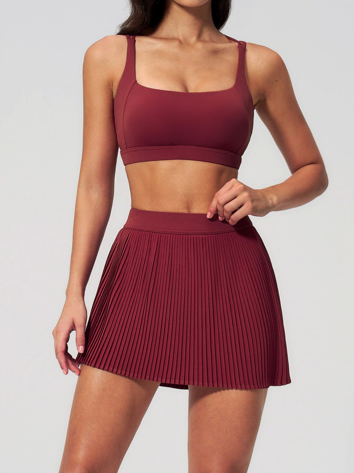 Tenniskleid mit überkreuzten Trägern und Faltenrock