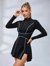 Schwarzes langärmeliges Tennis-Kleid mit halbem Reißverschluss, Kontrastnähten und integrierten Shorts