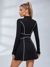 Schwarzes langärmeliges Tennis-Kleid mit halbem Reißverschluss, Kontrastnähten und integrierten Shorts