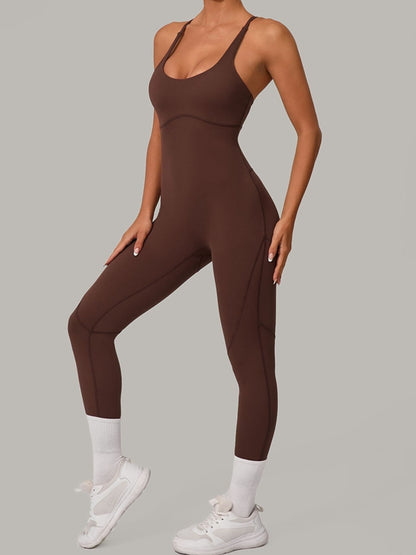Sexy Jumpsuit mit überkreuztem Rückenausschnitt und Push-Up-Effekt